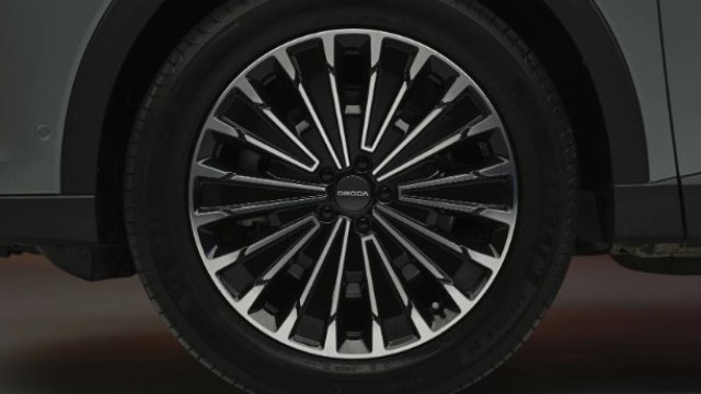 20'' alloy wheels https://www.duckworth.co.uk/assets/media/omoda9wheel.jpeg