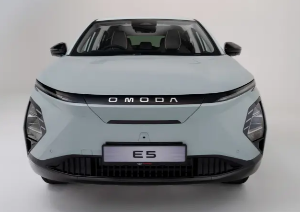 Front view of a white Omoda E5 car with visible headlights and grille.
