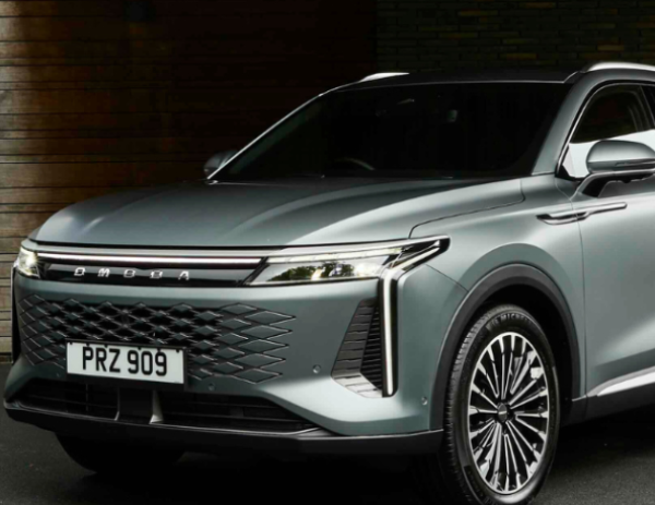 Grey SUV with PRZ 909 licence plate, featuring sleek design and alloy wheels.